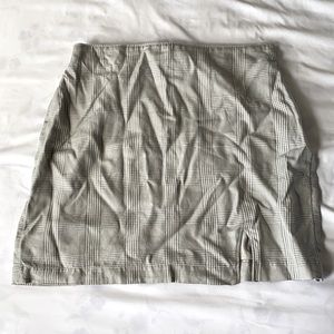 BRAND NEW W/ TAGS. ABERCROMBIE & FITCH MINI GRAY STRIPED SKIRT - size small